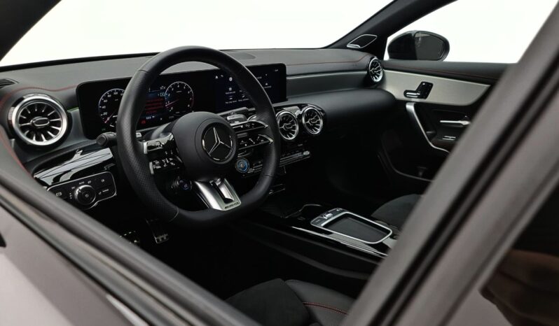 
								Mercedes CLA-35 cheio									