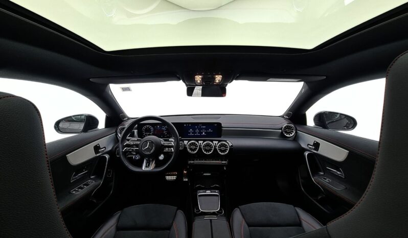 
								Mercedes CLA-35 cheio									