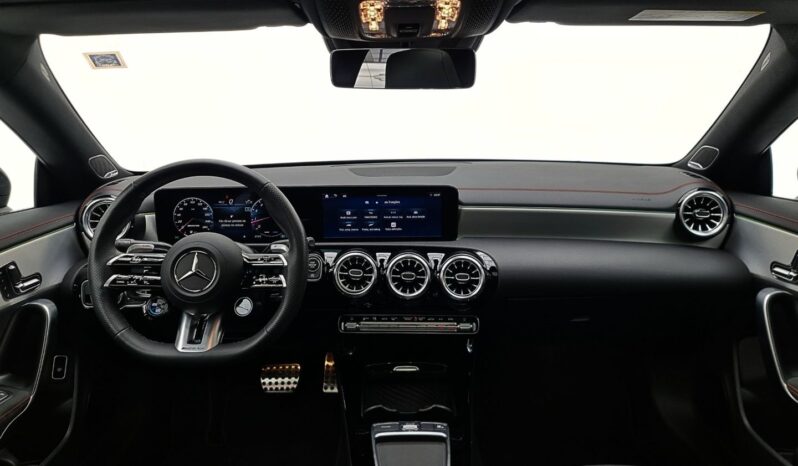 
								Mercedes CLA-35 cheio									
