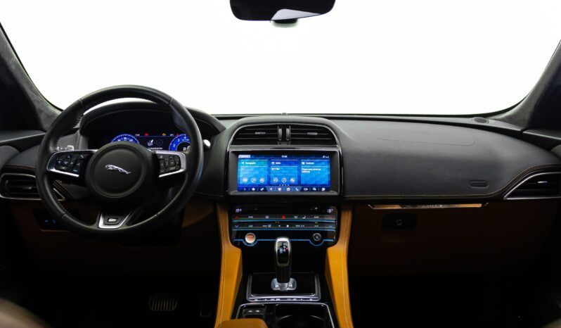 
								Jaguar F-Pace cheio									