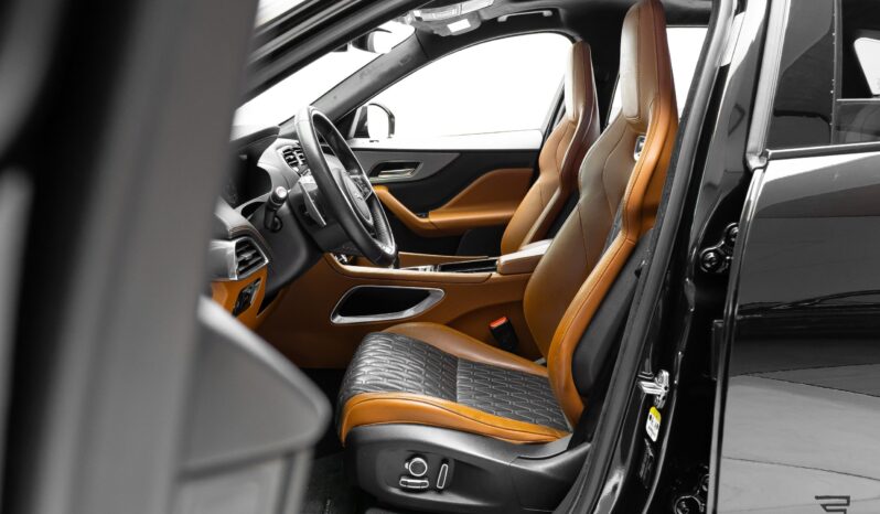 
								Jaguar F-Pace cheio									