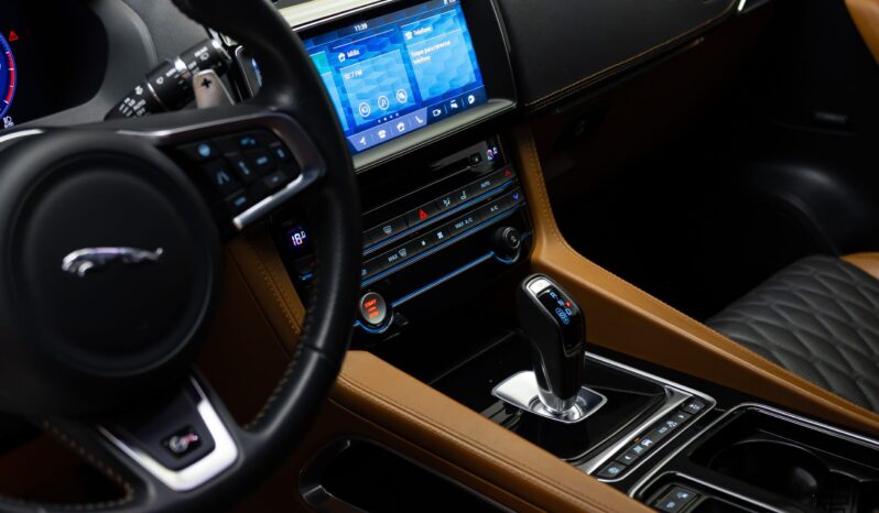 
								Jaguar F-Pace cheio									
