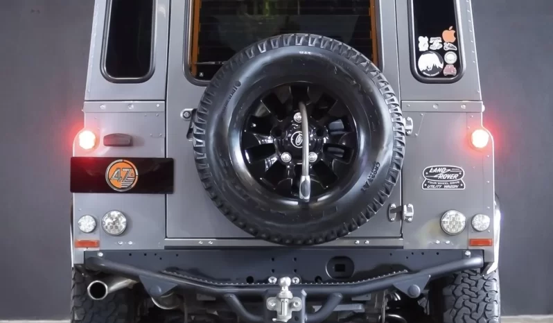
								Land Rover Defender 4×4 cheio									
