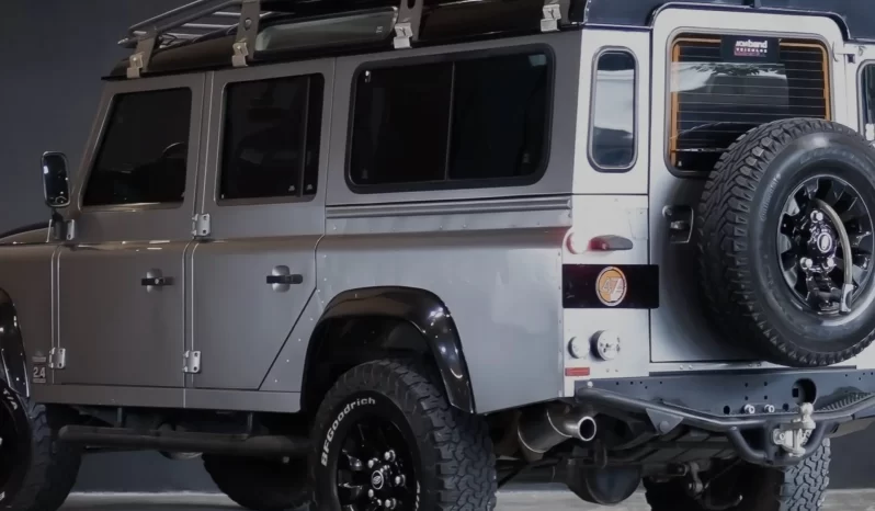 
								Land Rover Defender 4×4 cheio									