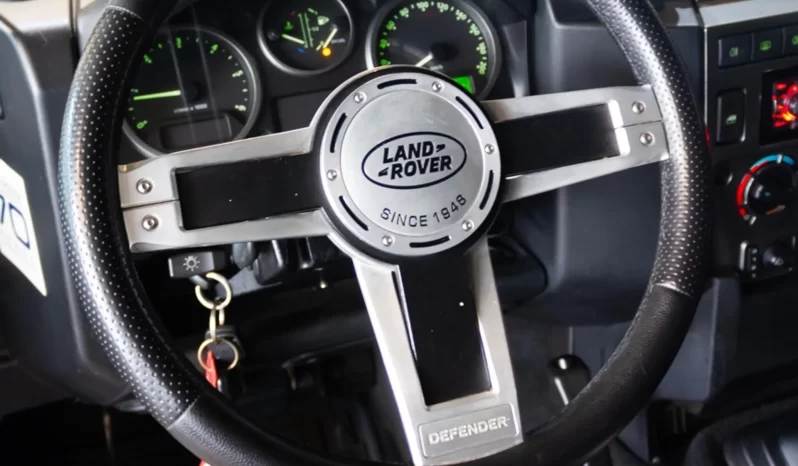 
								Land Rover Defender 4×4 cheio									