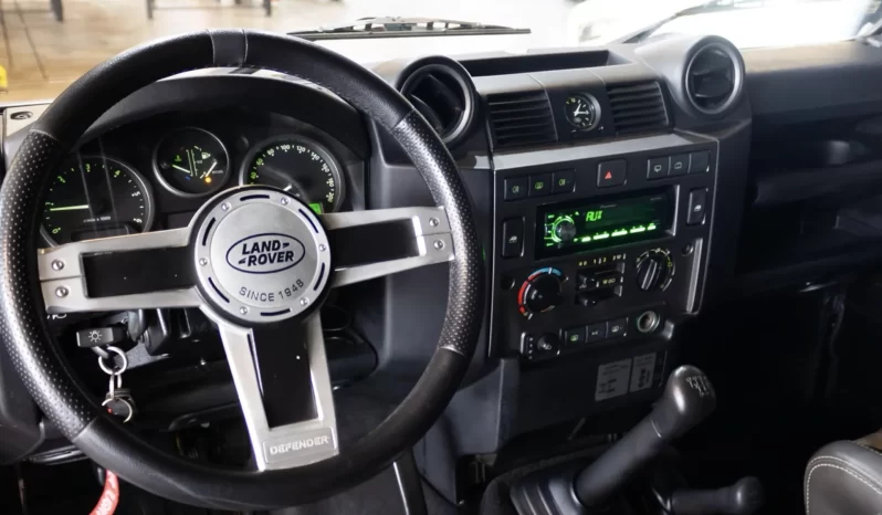 
								Land Rover Defender 4×4 cheio									