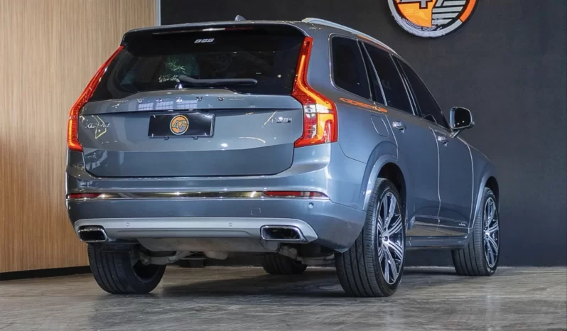 
								Volvo XC90 cheio									