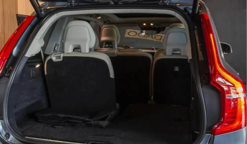 
								Volvo XC90 cheio									