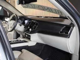 
										Volvo XC90 cheio									