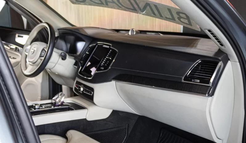 
								Volvo XC90 cheio									