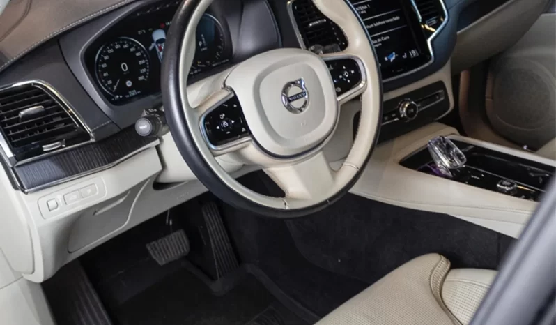 
								Volvo XC90 cheio									