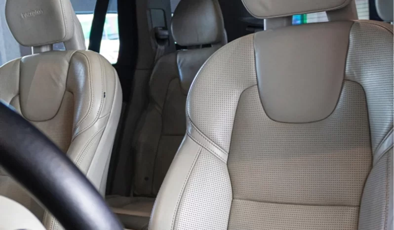 
								Volvo XC90 cheio									
