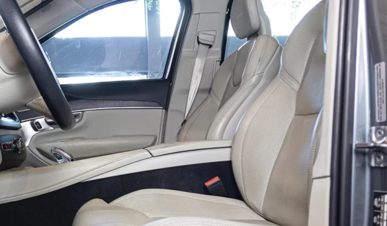 
								Volvo XC90 cheio									