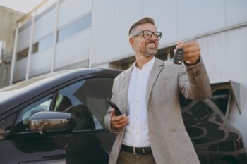 Homem vendendo carro usado em Alphaville pelo portal Carro Alphaville