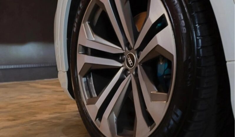 
								AUDI Q8 cheio									