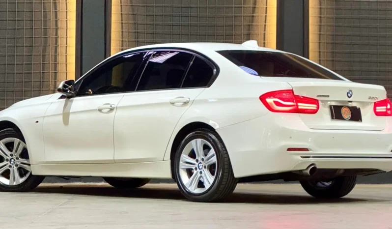 
								BMW 320i cheio									