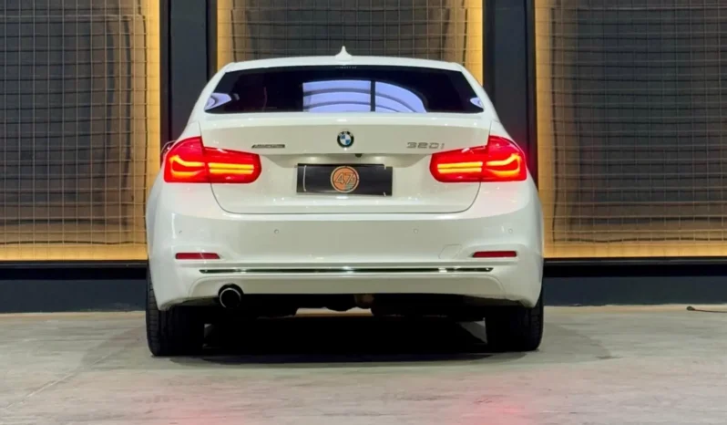 
								BMW 320i cheio									