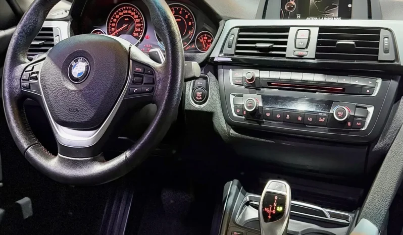 
								BMW 320i cheio									