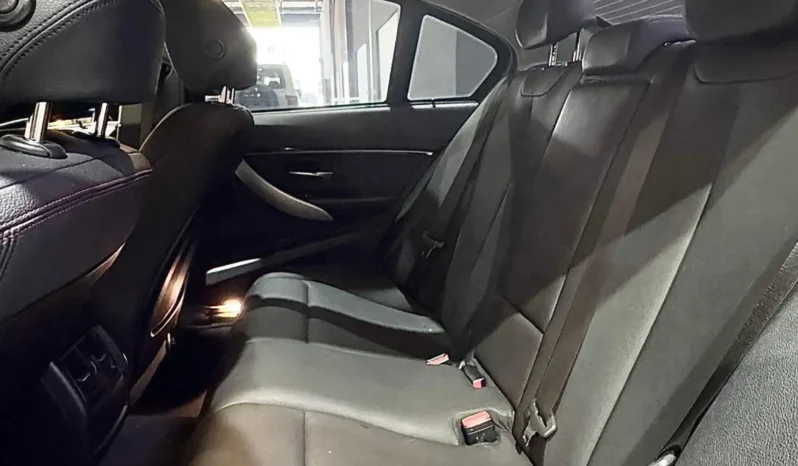 
								BMW 320i cheio									
