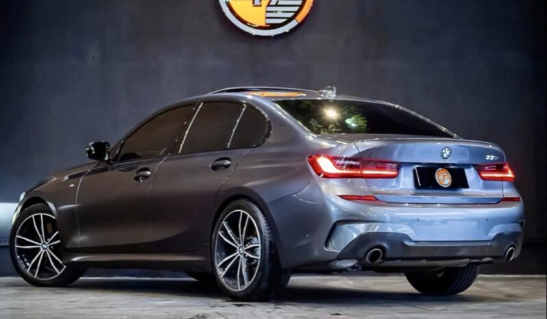 
								BMW 330i cheio									