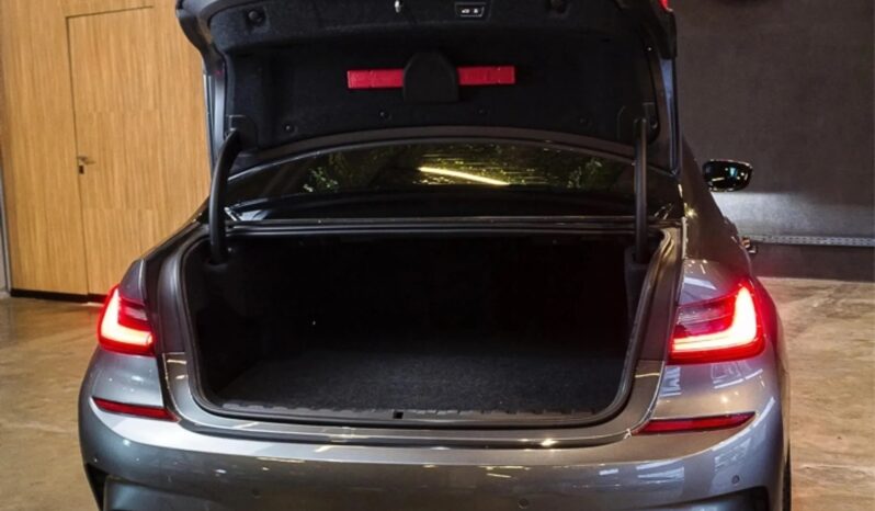 
								BMW 330i cheio									