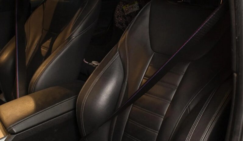 
								BMW 330i cheio									