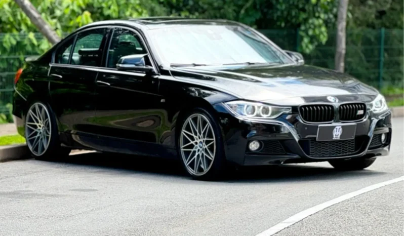 
								BMW 335i cheio									