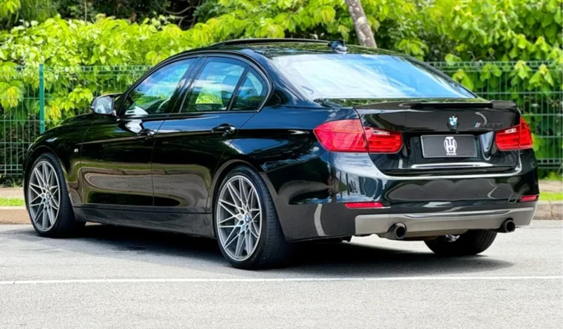 
								BMW 335i cheio									