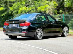 
										BMW 335i cheio									