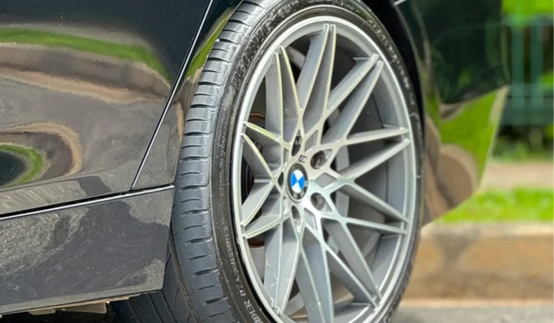 
								BMW 335i cheio									