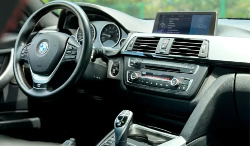 
								BMW 335i cheio									