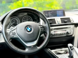 
										BMW 335i cheio									
