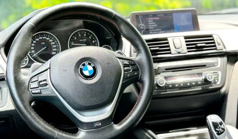 
								BMW 335i cheio									