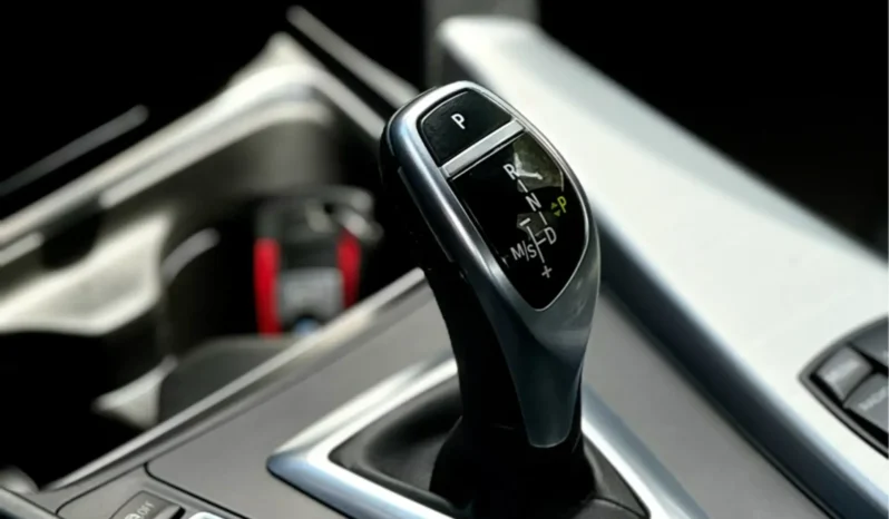 
								BMW 335i cheio									