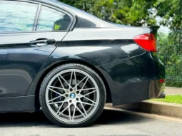 
										BMW 335i cheio									