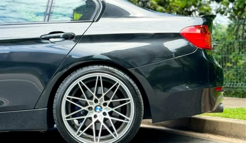 
								BMW 335i cheio									