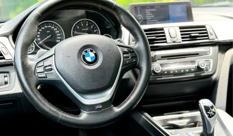 
								BMW 335i cheio									