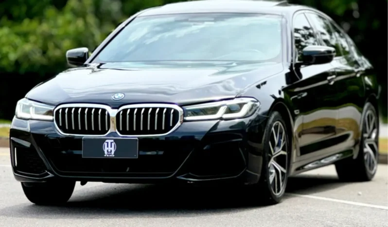 
								BMW 530e cheio									
