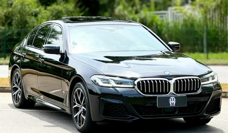 
								BMW 530e cheio									