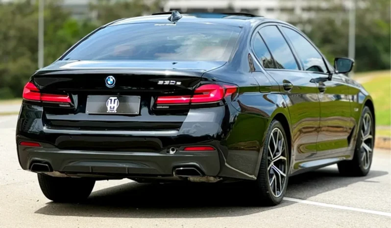 
								BMW 530e cheio									