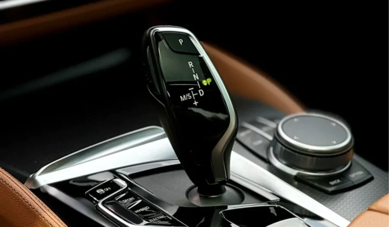 
								BMW 530e cheio									