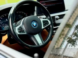 
										BMW 530e cheio									