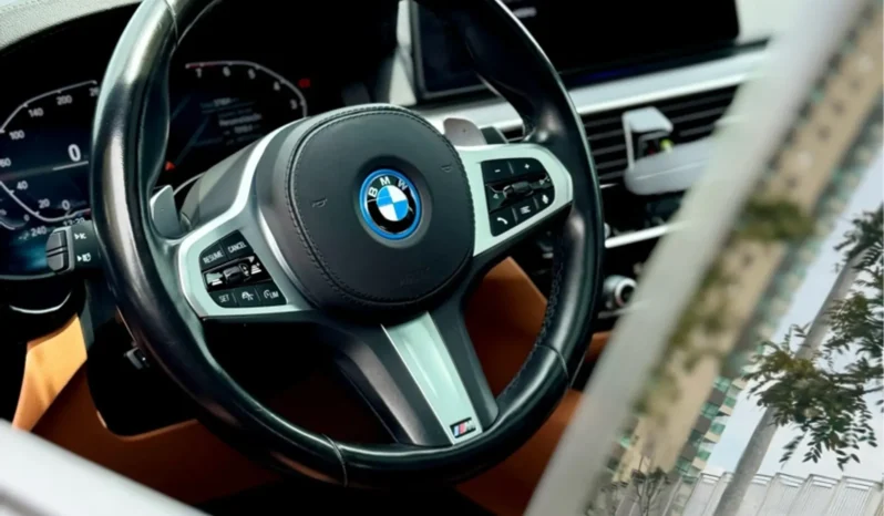 
								BMW 530e cheio									
