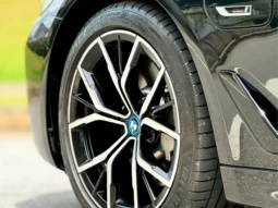 
										BMW 530e cheio									