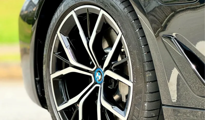 
								BMW 530e cheio									