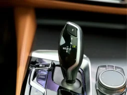 
										BMW 530e cheio									