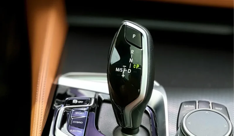 
								BMW 530e cheio									