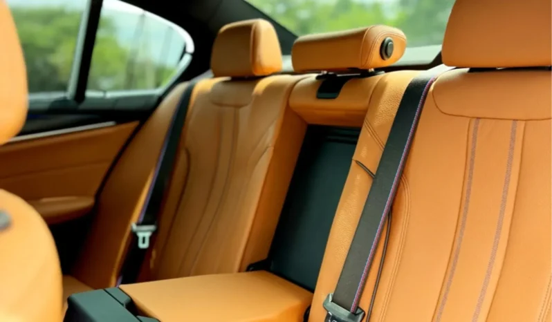 
								BMW 530e cheio									