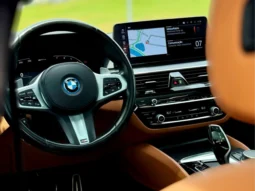
										BMW 530e cheio									