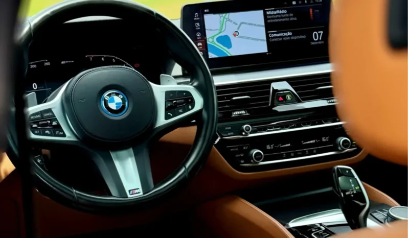 
								BMW 530e cheio									